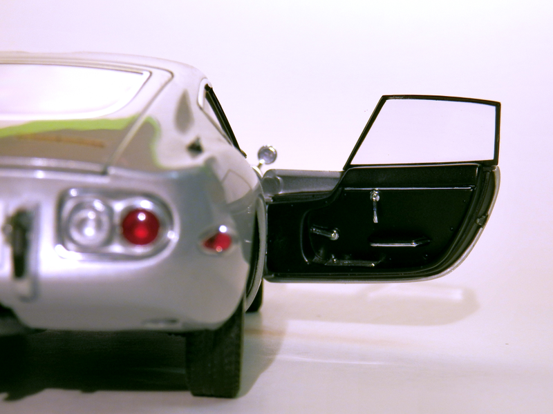 Illustration for article titled LaLD Car Week 1:18 AutoArt Toyota 2000gt